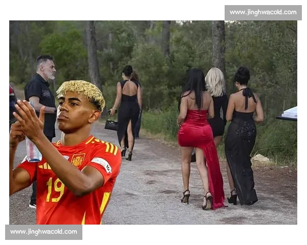 亚马尔更衣室传情被抓拍 尼科镜头下藏不住的温柔 亚马尔更衣室传情被抓拍 尼科镜头下藏不住的温柔